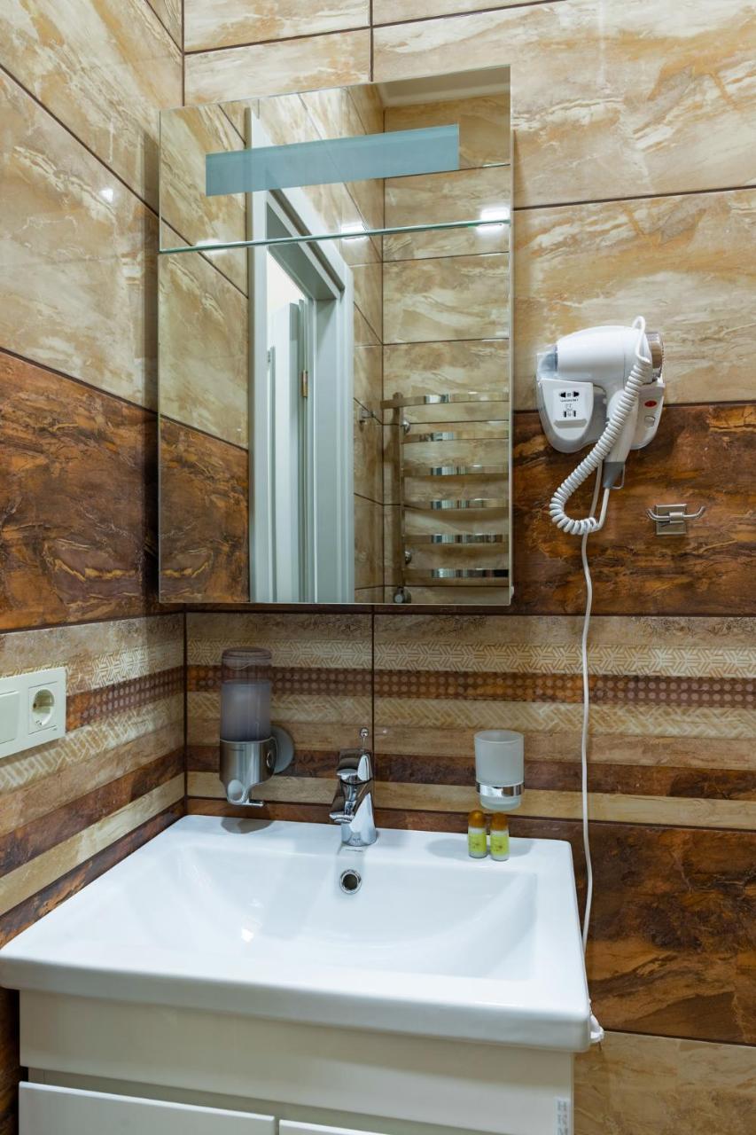 Mini Hotel Barvy Lvova On Horodotska St. ภายนอก รูปภาพ